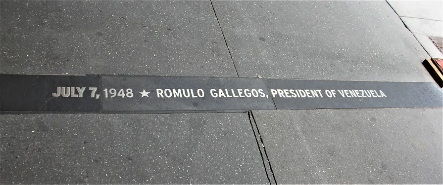  PLACA EN HONOR DE ROMULO GALLEGOS