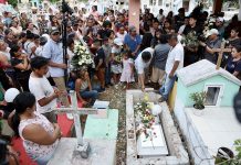 Familiares despiden a niña de 6 años que murió en elevador de hospital público en México Familiares y amigos acuden al funeral de la menor Aitana Betzabé (1)