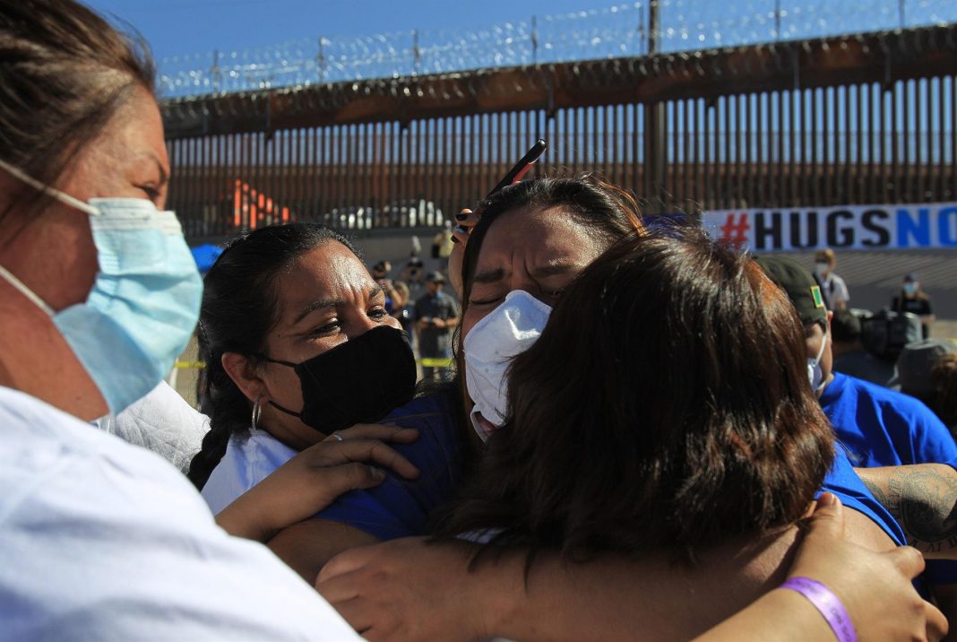 Familias abrazándose El Gobierno anunció este viernes la puesta en marcha del nuevo programa de reunificación familiar para ciudadanos de Colombia, El Salvador, Guatemala y Honduras.