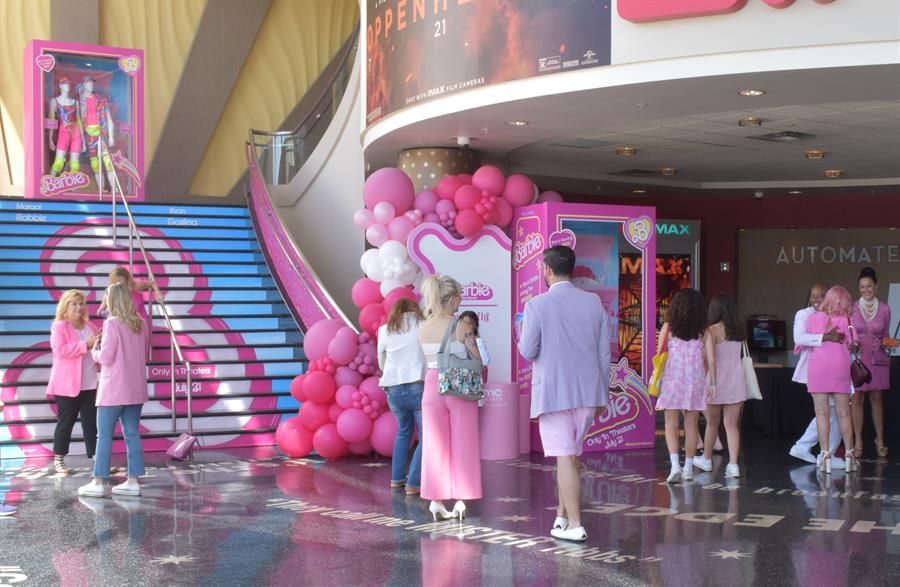 Fanáticos llegan a ver el filme Barbie Barbie