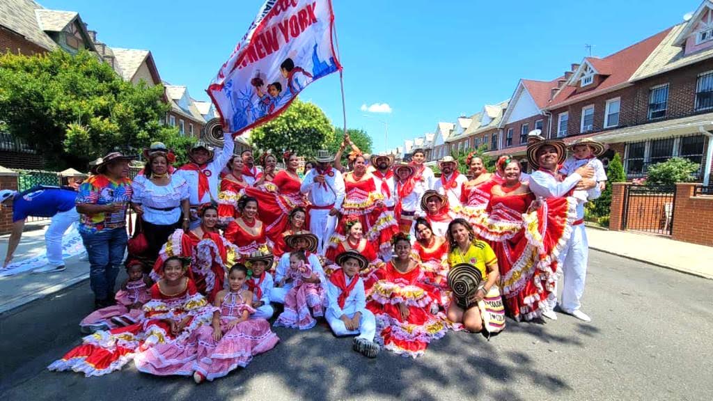 Un grupo muy alegre que desfiló representando el folklore colombiano fue Cumbiamba, Curramberos en Nueva York, quienes también participaron en la ceremonia del miércoles 19 en el Palacio Lebrón