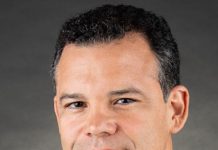 La familia del jefe policial de Miami Dade que intentó suicidarse niega "agresión física" Freddy Ramírez.1
