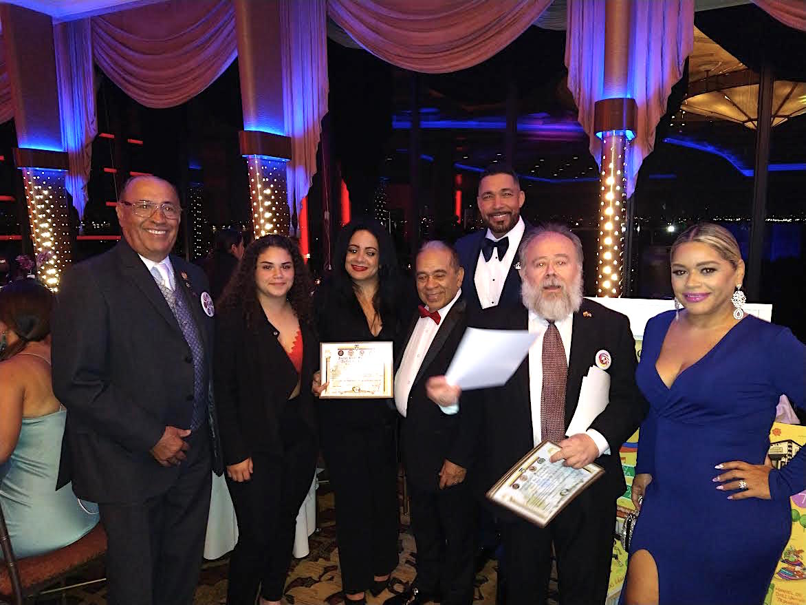 Durante la Gala del Desfile Colombiano 2023 en el Terrace on the Park, el anfitrión, Rafael Castelar, acompañado de sus hijas, su yerno dominicano, su primo Rafael Rodriguez y de Don Jairo Jaime, quien les entregó reconocimientos especiales.
