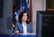 Nueva York protegerá a los trabajadores indocumentados que denuncien condiciones laborales La gobernadora de Nueva York, Kathy Hochul, informó hoy de la puesta en marcha de una medida bajo la ley federal para ofrecer protección temporal contra las represalias y la eventual deportación a trabajadores indocumentados que denuncien a sus empleadores. Foto Mike GrollOffice of Governor Kathy Hochul