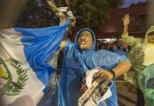 Guatemala vive uno de sus momentos más tensos políticamente en el presente siglo Guatemala vive este jueves uno de sus momentos políticos más tensos del presente siglo, con sus elecciones del pasado 25 de junio en disputa y un aroma a golpe de Estado que crece minuto a minuto en el ambiente.