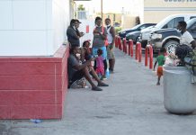 Haitianos critican la política migratoria del Gobierno en República Dominicana Defensores de la comunidad haitiana en la República Dominicana criticaron este viernes la política migratoria del Gobierno dominicano que, a su juicio, "está basada en el odio racial".