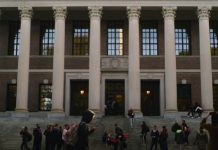 El Departamento de Educación abrió una investigación en torno a las "admisiones por legado" y por donaciones en la Universidad de Harvard, que presuntamente benefician a estudiantes blancos y de familias acaudaladas, informaron este martes grupos de derechos civiles.