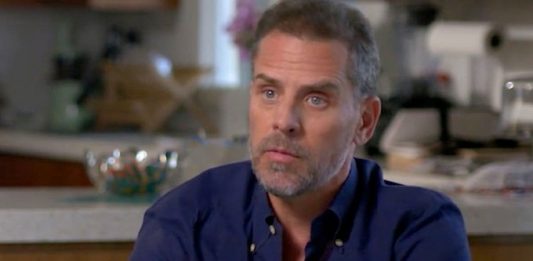 Hunter Biden, hijo del presidente de EE.UU., Joe Biden, se declaró culpable este miércoles en un tribunal federal de dos delitos fiscales y podría evitar la prisión, aunque el acuerdo al que llegó con la Fiscalía no da por cerradas del todo las investigaciones sobre sus actividades.
