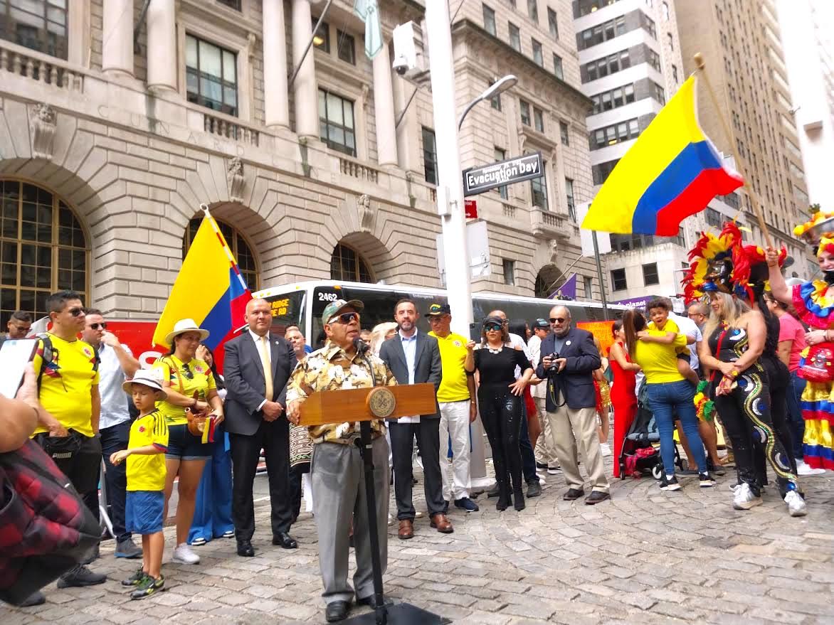 La izada de la bandera de Colombia en Bowling Green, organizada el jueves 20 de julio por el comisionado Manuel Castro, de la Oficina de Asuntos de Inmigracion de la Alcaldía de Nueva York, contó con la participación de Rafael Castelar y su grupo de apoyo.