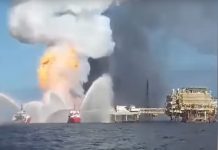 Al menos dos muertos y ocho heridos por el incendio de una plataforma petrolera en México Al menos dos personas han perdido la vida, otras cinco han resultado heridas y una se encuentra desaparecida por un incendio desatado este viernes por causas desconocidas en una plataforma petrolera del sureste de México, según la estatal Petróleos Mexicanos (PEMEX), que trabaja para extinguir el fuego en unas instalaciones donde trabajaban más de 300 personas cuando se produjo el suceso.