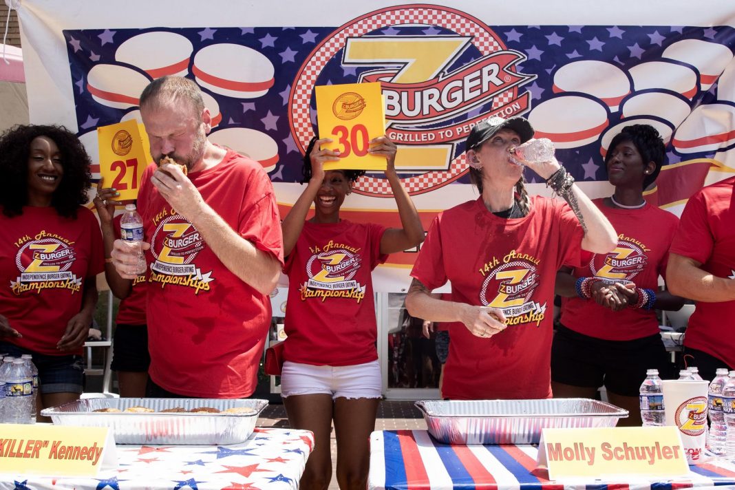 14th annual Independence Burger Eating Contest in Washington, DC Dan Kennedy (I)y Molly Schuyler (d) participan en el