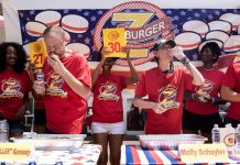 Dan Kennedy (I)y Molly Schuyler (d) participan en el "Independence Burger Eating Contest".
