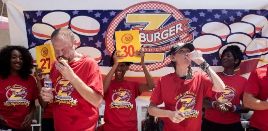 Dan Kennedy (I)y Molly Schuyler (d) participan en el "Independence Burger Eating Contest".