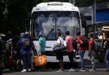 Un autobús fletado por el Gobierno republicano de Texas llegó este jueves a la estación central de transporte de Los Ángeles con 36 inmigrantes, lo que supone el sexto envío de extranjeros a la ciudad desde mediados de junio cuando llegó el primero.