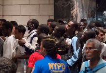 Inmigrantes recién llegados hacen larga cola en busca de albergue y trabajo en Nueva York Cientos de inmigrantes recién llegados a Nueva York, la gran mayoría hombres, hacían este lunes una larga cola de dos calles frente a un hotel reconvertido en albergue a la espera de ser ubicados en un refugio y con la esperanza de encontrar rápidamente un empleo para ayudar a las familias que dejaron atrás.