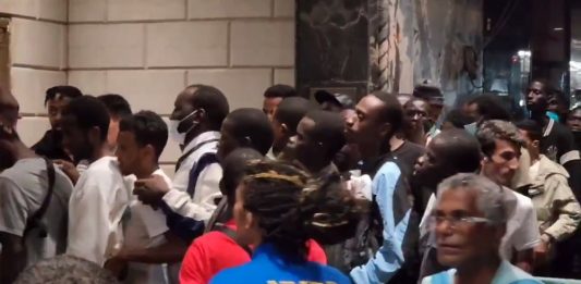 Cientos de inmigrantes recién llegados a Nueva York, la gran mayoría hombres, hacían este lunes una larga cola de dos calles frente a un hotel reconvertido en albergue a la espera de ser ubicados en un refugio y con la esperanza de encontrar rápidamente un empleo para ayudar a las familias que dejaron atrás.