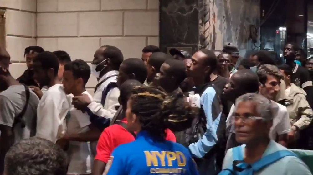 Inmigrantes recién llegados a Nueva York Cientos de inmigrantes recién llegados a Nueva York, la gran mayoría hombres, hacían este lunes una larga cola de dos calles frente a un hotel reconvertido en albergue a la espera de ser ubicados en un refugio y con la esperanza de encontrar rápidamente un empleo para ayudar a las familias que dejaron atrás.