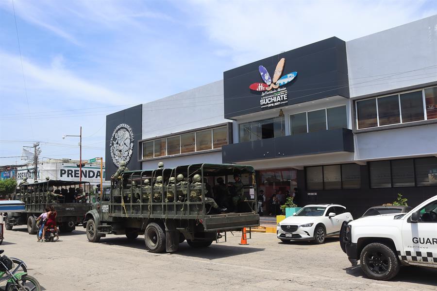 Integrantes del Ej&eacute;rcito y de la Guardia Nacional viajan en camiones para desplegarse (1)