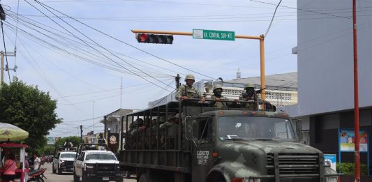 Integrantes del Ejército y de la Guardia Nacional viajan en camiones para desplegarse (2)