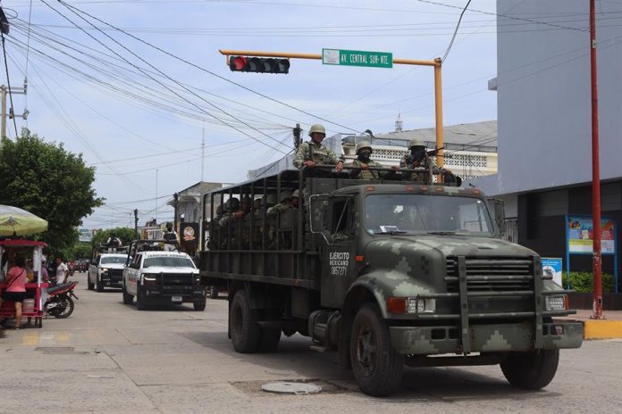 Integrantes del Ejército y de la Guardia Nacional viajan en camiones para desplegarse (2)