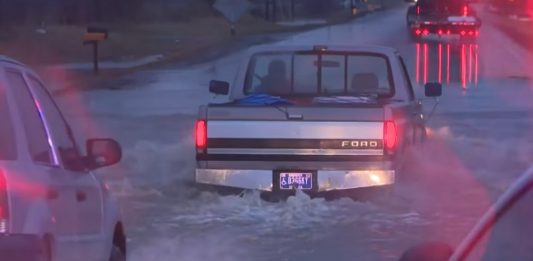 Varios estados del noreste del país están en alerta por inundaciones repentinas este lunes debido a las lluvias torrenciales, que en las últimas horas han provocado al menos una muerte, han obligado a rescatar a una veintena de personas y ya dejan daños millonarios.