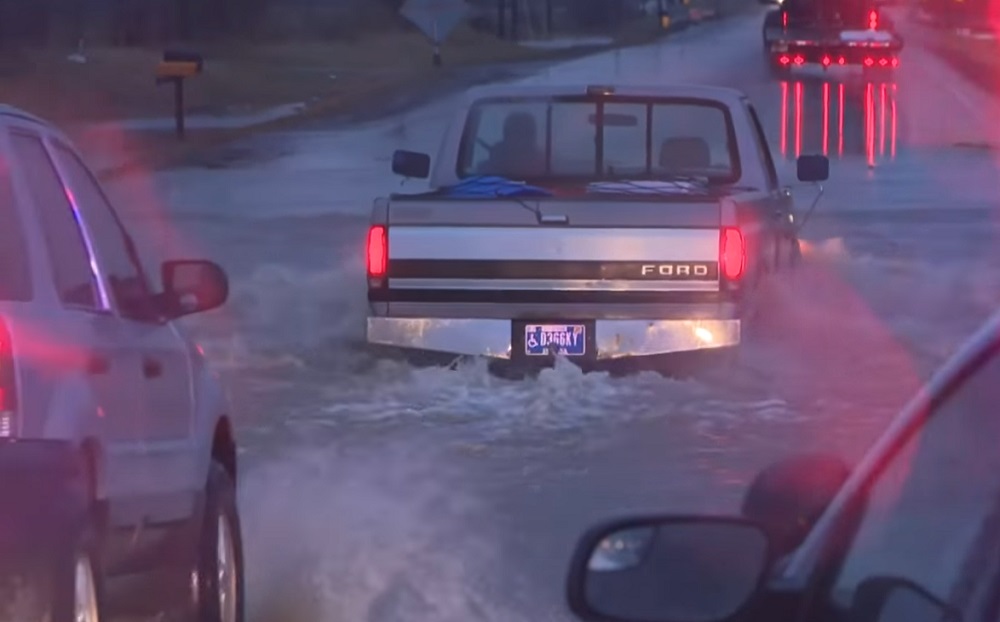 Inundaciones en EEUU Varios estados del noreste del país están en alerta por inundaciones repentinas este lunes debido a las lluvias torrenciales, que en las últimas horas han provocado al menos una muerte, han obligado a rescatar a una veintena de personas y ya dejan daños millonarios.