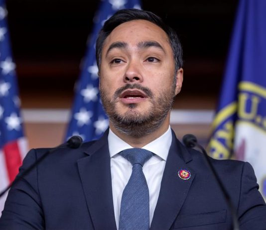 Congresistas urgen a Biden acciones legales contra Texas por maltrato a migrantes Unos noventa congresistas demócratas de EE.UU. pidieron este viernes al Gobierno Biden acciones legales contra la política migratoria del gobernador de Texas, Gregg Abbott, tras denuncias de medios de trato inhumano de bebés, niños y mujeres en el río Bravo, en la frontera con México, en el que además se exponen a peligrosos alambres de púas.