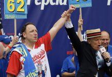 El rey del "hot dog" se corona de nuevo en el concurso de tragones de Nueva York Joey Chestnut