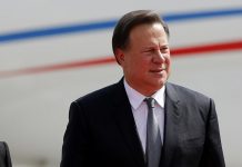 El expresidente panameño Varela se declara "honesto" y transparente tras el veto de EE.UU. El expresidente de Panamá Juan Carlos Varela (2014-2019) afirmó este jueves que fue un mandatario "honesto" y gestionó con "transparencia más de 20.000 millones de dólares" en obras, rechazando así la decisión de Estados Unidos de prohibirle la entrada en el país por corrupción.