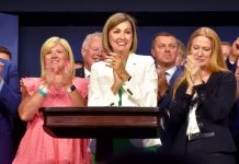 La gobernadora republicana del estado de Iowa, Kim Reynolds, ha promulgado este viernes un proyecto de ley que prohíbe la mayoría de los abortos en el estado a partir de las seis semanas de embarazo.