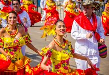 Celebrando la comunidad colombiana en la ciudad de Nueva York La comunidad colombiana en la ciudad de Nueva York es una de las más grandes y vibrantes en los Estados Unidos. Con más de 113.000 colombianos viviendo en la ciudad, se estima que representan cerca del 5% de la población total de Queens, donde reside la mayoría de los colombianos en Nueva York.