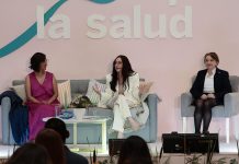 La actriz mexicana Mariana Treviño (c), la directora del Área de Laboratorios de Salud Digna, Diana Calva (i), y la oncóloga Lucely del Camen Cetina