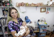 Artesana mexicana crea bebés hiperrealistas para conservar imágenes de recién nacidos La artesana mexicana Mariana Jiménez Moncada posa con un “bebé hiperrealista”.