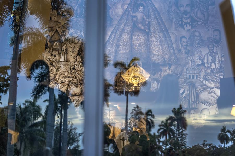 La imagen de Nuestra Se&ntilde;ora de la Caridad se ve a trav&eacute;s del vidrio del interior del Santuario Nacional de Nuestra Se&ntilde;ora de la Caridad.