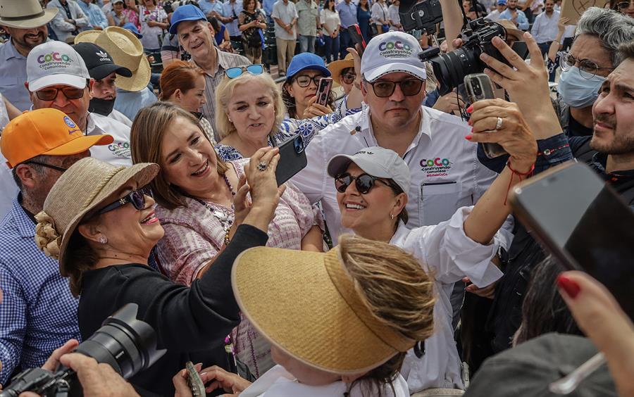 La precandidata presidencial del Frente Amplio por México, Xóchitl Gálvez, habla durante un acto en la ciudad de Tijuana (1)