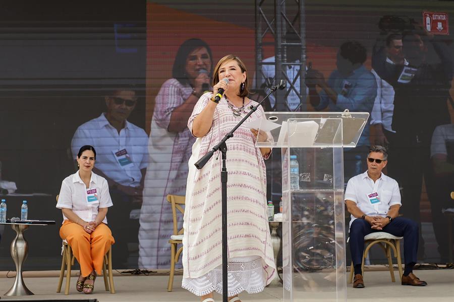 La precandidata presidencial del Frente Amplio por México, Xóchitl Gálvez, habla durante un acto en la ciudad de Tijuana (2) La precandidata presidencial del Frente Amplio por México, Xóchitl Gálvez, habla durante un acto en la ciudad de Tijuana (2)