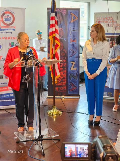 La empresaria Lic. Maria Khury, presidente emérita del NatDDP y principal de la comisión de becas de la organización, presentó a los periodistas que serán reconocidos durante las celebraciones dominicanas 2023. En la gráfica con Rosarina Breton de la cadena Telemundo.