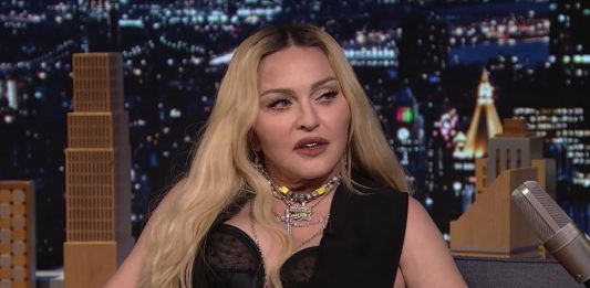 La icono de la música pop Madonna afirmó sentirse "afortunada" por "estar viva" y agradeció el apoyo de sus hijos y sus amigos, un mes después de ser hospitalizada en una unidad de cuidados intensivos (UCI) por una grave infección bacteriana.