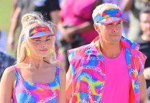 'Barbie' y 'Oppenheimer' se evitarán en unos atípicos premios del Sindicato de Guionistas Margot Robbie y Ryan Gosling en sus roles de Barbie y Ken durante un fragmento de la película Barbie.