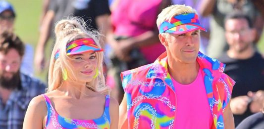 Margot Robbie y Ryan Gosling en sus roles de Barbie y Ken durante un fragmento de la película Barbie.
