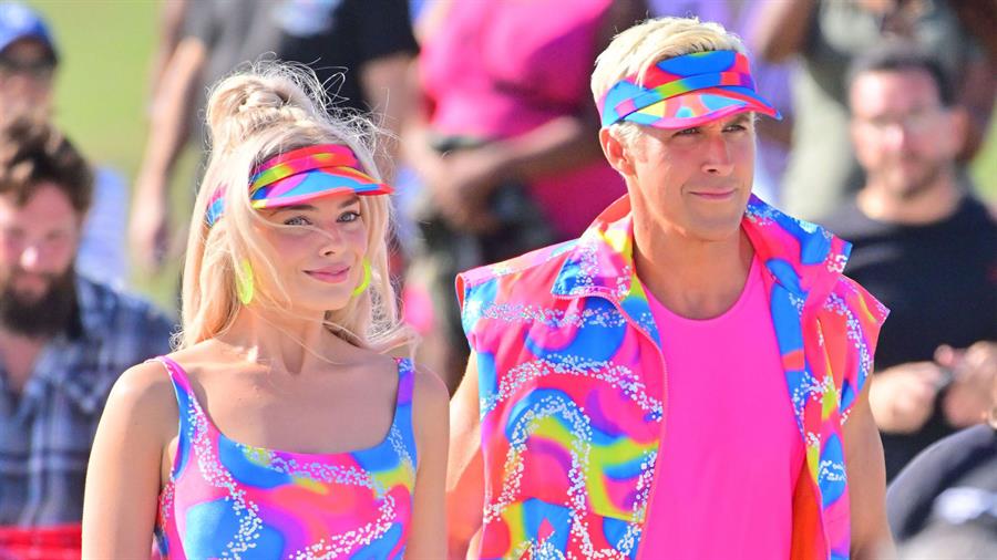 Margot Robbie y Ryan Gosling en sus roles de Barbie y Ken durante un fragmento de la película Barbie.