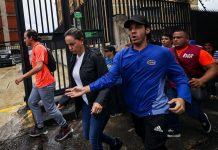 Un grupo de personas que se identificaron como militantes del oficialista Partido Socialista Unido de Venezuela (PSUV) impidieron este sábado una actividad política de la precandidata presidencial opositora María Corina Machado en Petare, la favela más grande del país, ubicada en Caracas.