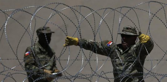 Miembros de la Guardia Nacional de Texas refuerzan la frontera norte con púas aceradas (3)