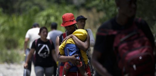 Un total de 248.901 migrantes irregulares han cruzado el Darién, la peligrosa selva que divide Panamá y Colombia, en lo que va de 2023, una cifra histórica que supera la cantidad récord de transeúntes que atravesaron esa frontera durante todo el año pasado, informó este lunes el Gobierno panameño.
