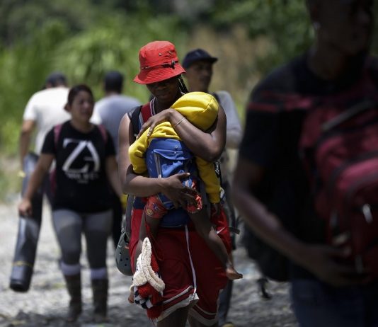 Un total de 248.901 migrantes irregulares han cruzado el Darién, la peligrosa selva que divide Panamá y Colombia, en lo que va de 2023, una cifra histórica que supera la cantidad récord de transeúntes que atravesaron esa frontera durante todo el año pasado, informó este lunes el Gobierno panameño.