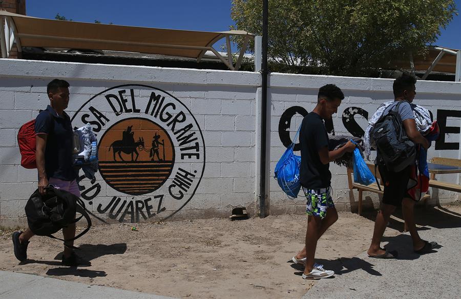 Migrantes entran al albergue Casa del Migrante