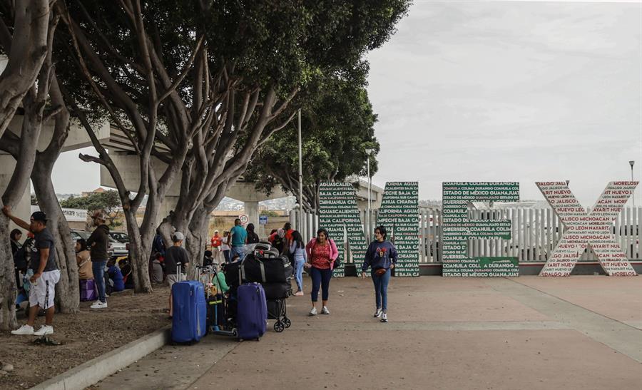 Migrantes hacen largas filas para solicitar asilo en Estados Unidos, (1) Migrantes