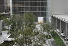 Vista del jardín del Museo de Arte Moderno en el Midtown de Manhattan, que actualmente ofrece entradas gratuitas en línea con el programa UNIQLO New York City Nights. En el MoMA se encuentran grandes exponentes de las artes visuales latinoamericanas.