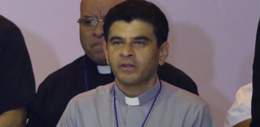 El obispo nicaragüense Rolando Álvarez, condenado a más de 26 años de prisión por "traición a la patria", y excarcelado por unas horas por el Gobierno que preside Daniel Ortega, fue devuelto a la cárcel tras negarse a abandonar Nicaragua, informó este miércoles a EFE una fuente diplomática.