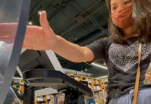 La cadena de supermercados de Amazon habilitará el pago con la palma de la mano Whole Foods, la cadena de supermercados del gigante tecnológico Amazon, habilitará antes de fin de año en sus tiendas la posibilidad de realizar pagos mostrando la palma de la mano, un método biométrico criticado por grupos de defensa de la privacidad de los ciudadanos y que Amazon ya aplica en otras de sus tiendas.